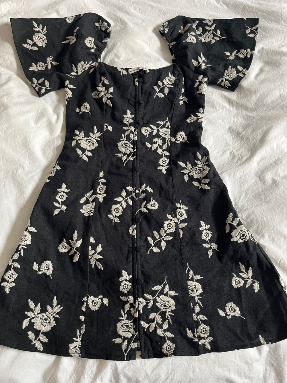 Abercrombie & Fitch Black line. Mini dress butterfly sleeves floral embroidery